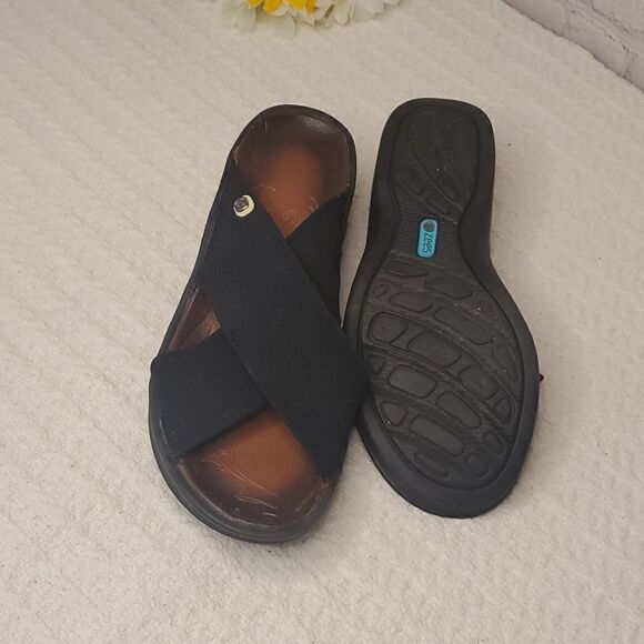 Bzees Desire Wedge Sandal - Picture 3 of 6